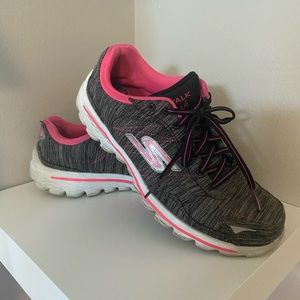 Sketchers Tennis Shoe